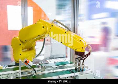 Schermata di robotica la pellicola di protezione o di copertura in vetro nella fabbricazione di fabbrica del telefono Foto Stock