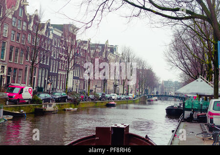 AMSTERDAM, PAESI BASSI, Aprile 23 2018: bellissima veduta esterna di barche nei canali di Amsterdam è la capitale e la città più popolosa dei Paesi Bassi Foto Stock