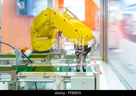 Schermata di robotica la pellicola di protezione o di copertura in vetro nella fabbricazione di fabbrica del telefono Foto Stock