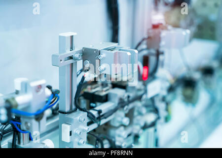 Ingegnere industriale lavora con la macchina.smart factory utilizzare l'automazione braccio di robot Foto Stock