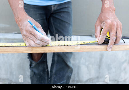 Carpenter mano nastro di misurazione con matita Foto Stock