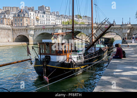 Vecchia chiatta ormeggiata vicino al Pont Neuf - Parigi Francia Foto Stock