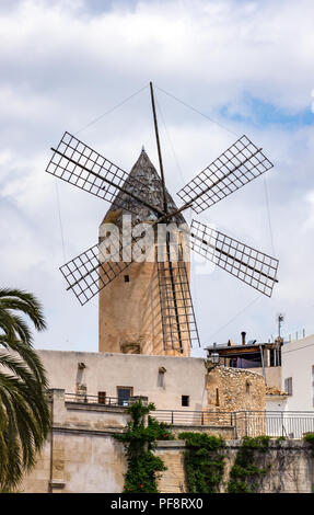 Mulino a vento tradizionale in Palma de Mallorca - Spagna Foto Stock