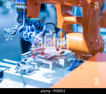 Schermata di robotica la pellicola di protezione o di copertura in vetro nella fabbricazione di fabbrica del telefono Foto Stock