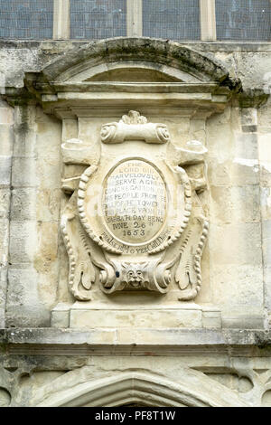 Pietra scolpita placca su St Edmunds chiesa in Salisbury WILTSHIRE REGNO UNITO Foto Stock