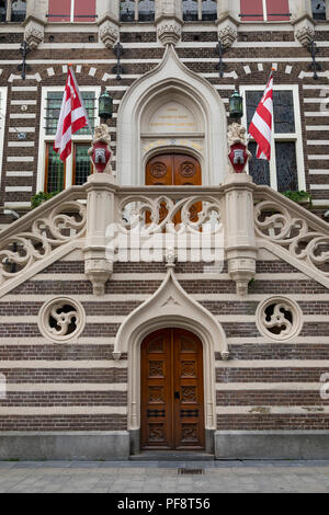 Alkmaar, Paesi Bassi - 01 Giugno 2018: scale all'ingresso del municipio di Alkmaar decorate con i lions che portano lo stemma Foto Stock