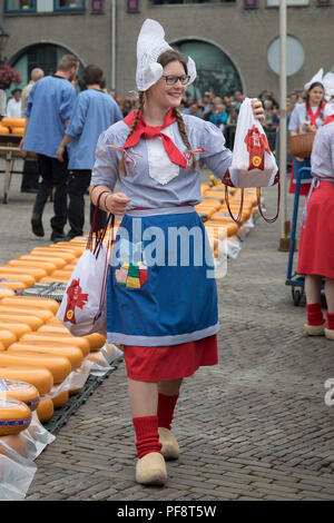 Alkmaar, Paesi Bassi - 01 Giugno 2018: Formaggio girl, kaasmeisje, in costume tradizionale è la vendita di campioni di formaggio al mercato del formaggio di Alkmaar Foto Stock