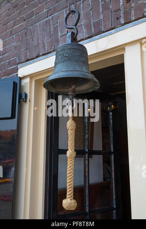 Alkmaar, Paesi Bassi - Luglio 20, 2018: tradizionale vecchia campana per la suoneria all'inizio del venerdì mercato del formaggio di Alkmaar Foto Stock