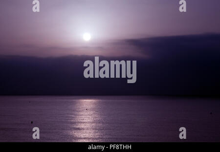 Tramonto spettacolare cielo con Sun e soleggiato orizzonte oceano nel mare Mediterraneo, Spagna. Foto Stock