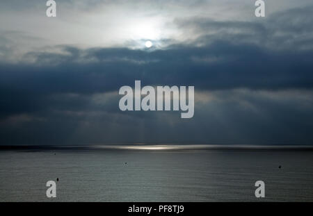 Tramonto spettacolare cielo con Sun e soleggiato orizzonte oceano nel mare Mediterraneo, Spagna. Foto Stock