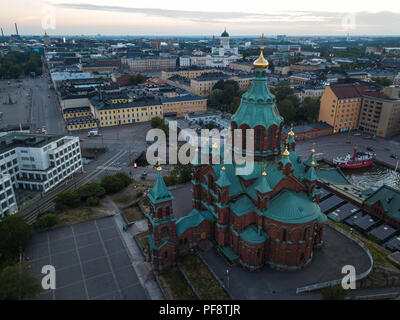 Cattedrale Uspenski a Helsinki in Finlandia. Dietro la Cattedrale di Helsinki, presidente del palazzo e parte della piazza del mercato. Foto Stock