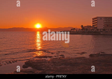 Splendida e romantica estate rosso tramonto sulla baia di Palma di Mallorca, Spagna Foto Stock