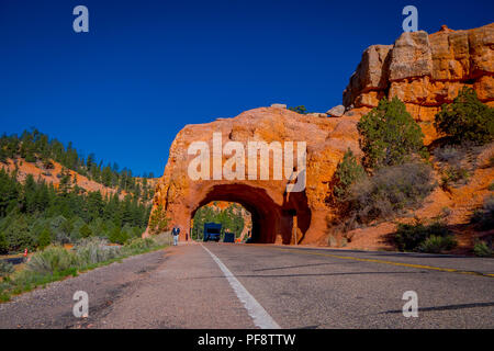 BRYCE canyon dello Utah, giugno, 07, 2018: veduta esterna del motorhome rimorchio attraversando il throught di rosso arch formazione naturale nella Monument Valley, Utah Foto Stock