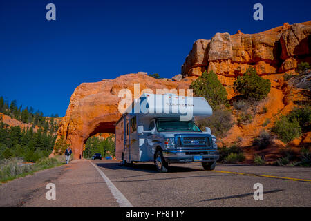 BRYCE canyon dello Utah, giugno, 07, 2018: veduta esterna del motorhome rimorchio attraversando il throught di rosso arch formazione naturale nella Monument Valley, Utah Foto Stock