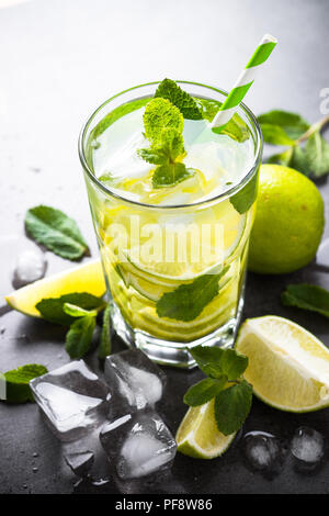 Il mojito. La tradizione bevanda estiva mojito con calce, menta e ghiaccio. Foto Stock