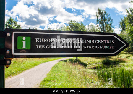 Cartello stradale del centro geografico dell'Europa, Vilnius, Lituania Foto Stock