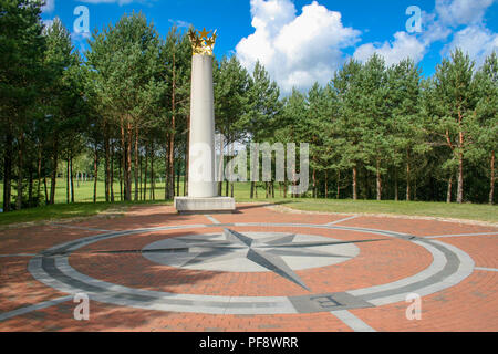 Purnuskes, Vilnius, Lituania, centro geografico dell'Europa, con la corona di stelle su una colonna e la rosa dei venti o rosa dei venti Foto Stock