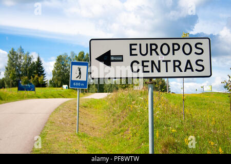 Cartello stradale del centro geografico dell'Europa, Vilnius, Lituania Foto Stock