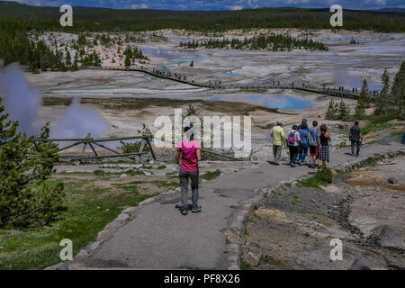 La passerella tra i pool e i geyser. La sterile snow-bacino colorati. Bacinella in porcellana di Norris Geyser Basin, il Parco Nazionale di Yellowstone, Wyoming Foto Stock