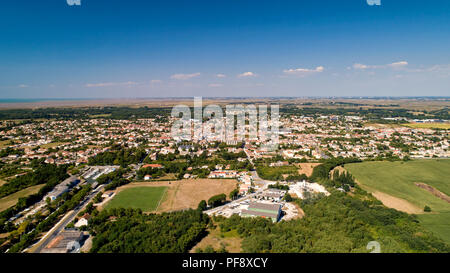 La fotografia aerea di Marennes villaggio in Charente Maritime Foto Stock