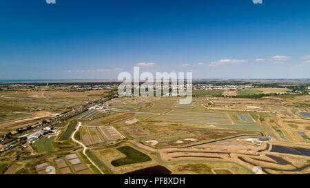 Vista aerea di allevamenti di ostriche in Marennes, Charente Maritime Foto Stock