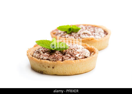 Mini banoffee pie crostate isolato su bianco Foto Stock