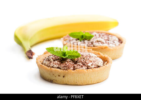 Mini banoffee pie crostate isolato su bianco Foto Stock