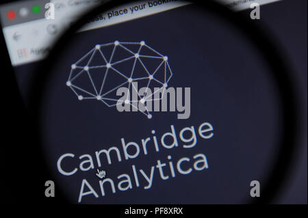 Il Cambridge Analytica sito web sito web visto attraverso una lente di ingrandimento Foto Stock