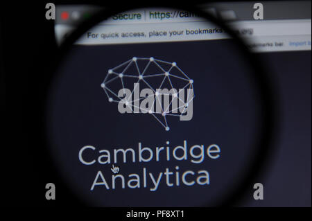 Il Cambridge Analytica sito web sito web visto attraverso una lente di ingrandimento Foto Stock