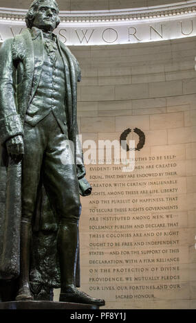 Statua di Thomas Jefferson con la dichiarazione di indipendenza inscritto in background. Jefferson Memorial. Washington, DC Foto Stock