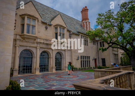Los Angeles, California, USA, Giugno 15, 2018: veduta esterna della casa di lusso e ville con un graziosamente paesaggistico cortile anteriore in un esclusivo quartiere di Beverly Hills City, Los Angeles, CA Foto Stock