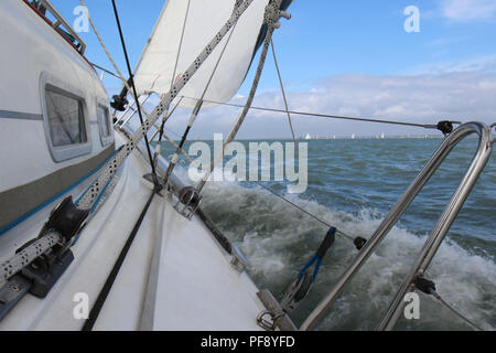 Barche a vela deltaplano in mare aperto al tramonto Foto Stock