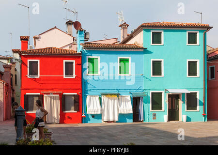 Tramonto nel colorato villaggio di pescatori sull'isola di Burano, Venezia, Veneto, Italia Foto Stock