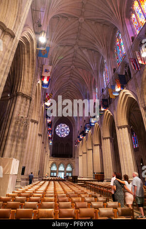 La navata centrale e di attraversamento della Cattedrale Nazionale di Washington, DC, Stati Uniti d'America. Foto Stock