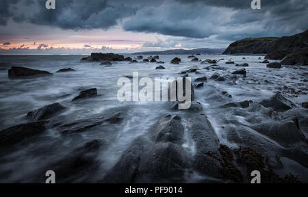 Una tempesta di scena costiere a Borth spiaggia al tramonto in Galles, Regno Unito Foto Stock