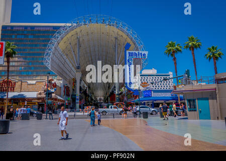 Las Vegas, NV, Stati Uniti d'America, 15 Giugno 2018: veduta esterna di persone non identificate in attesa di traffico leggero per cross street in Freemont Boulevard di Las Vegas - Nevada. Stati Uniti d'America Foto Stock