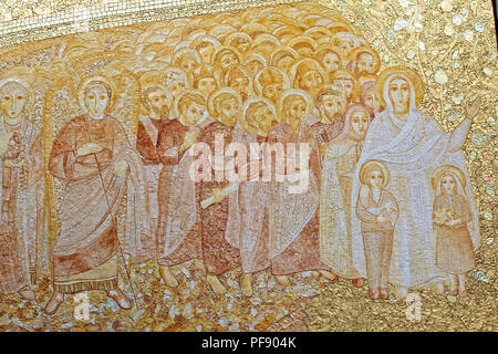 Fatima, Portogallo - Luglio 5, 2010: Grande golden pannello a mosaico nella nuova chiesa della Santissima Trindade (Santa trinità) realizzato da Marko Ivan Rupnik Foto Stock