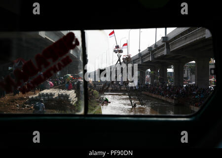 A est di Jakarta, Indonesia. 19 Ago, 2018. La 73rd Independence Day celebrazione, domenica (19/08/2018), è stata persa per 2 anni a causa della Bekasi-Cawang-Kampung Melayu (Becakayu) strada a pedaggio progetto di costruzione. Credito: Kuncoro Widyo Rumpoko/Pacific Press/Alamy Live News Foto Stock