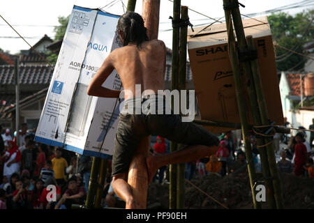 A est di Jakarta, Indonesia. 19 Ago, 2018. Arrampicata Pinang (Panjat Pinang) in Kalimalang, East Jakarta, Domenica (19/08/2018). Credito: Kuncoro Widyo Rumpoko/Pacific Press/Alamy Live News Foto Stock