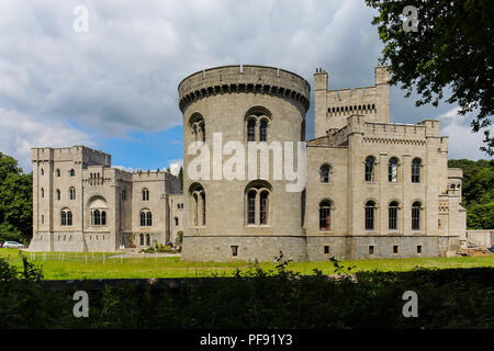 Il castello di Gosford nella motivazione della foresta di Gosford Park vicino a Markethill, nella contea di Armagh, N.Irlanda. Foto Stock