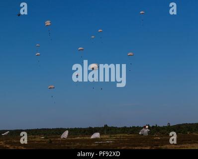 Soldati polacchi dal 6° Battaglione Airborne, 6° Brigata Aerea, fuori di Cracovia, in Polonia, saltare da CASA C-295 aeromobile Giugno 7, 2018 in forze terrestri Training Center Drawsko, Polonia. Questo evento è parte di Saber Strike 18. Sciopero di Saber 18 è l'ottava iterazione della lunga U.S. Esercito Europa-led formazione cooperativa esercizio progettata per migliorare l'interoperabilità tra alleati e partner regionali. (Michigan Guardia Nazionale Foto Stock