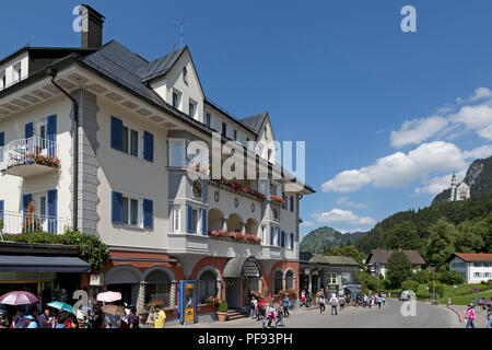 Hohenschwangau cittadina con il Castello di Neuschwanstein in background, Allgaeu, Baviera, Germania Foto Stock