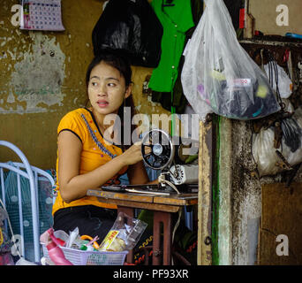Yangon, Myanmar - Febbraio 1, 2017. Una donna di lavoro su misura alla vecchia casa di Yangon, Myanmar. Foto Stock