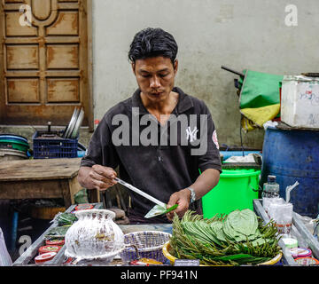 Yangon, Myanmar - Febbraio 1, 2017. La vendita di betel leaf al mercato di Yangon, Myanmar. Masticare betel dado è uno dei più popolari tradizioni in Myanmar. Foto Stock