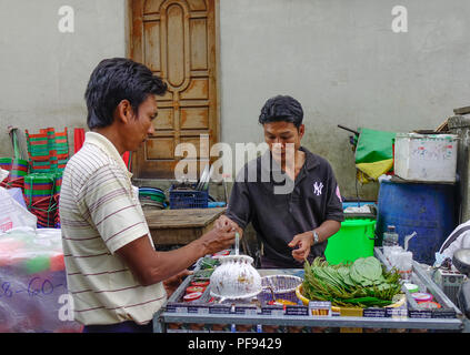 Yangon, Myanmar - Febbraio 1, 2017. La vendita di betel leaf al mercato di Yangon, Myanmar. Masticare betel dado è uno dei più popolari tradizioni in Myanmar. Foto Stock