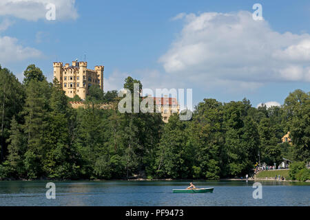 Il Castello di Hohenschwangau con Alpsee (Lago Alp) davanti, Hohenschwangau, Allgaeu, Baviera, Germania Foto Stock