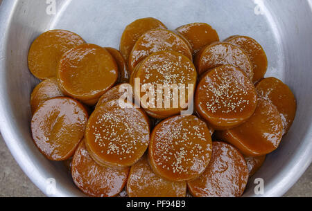 Tradizionale torta al mercato locale a Yangon, Myanmar. Foto Stock