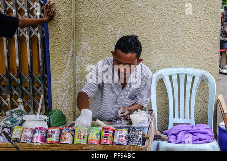 Yangon, Myanmar - Febbraio 1, 2017. La vendita di betel leaf al mercato di Yangon, Myanmar. Masticare betel dado è uno dei più popolari tradizioni in Myanmar. Foto Stock