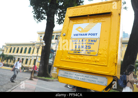 Il Vietnam giallo post nella casella di posta del Vietnam Post in Ho Chi Minh City Viet Nam Foto Stock