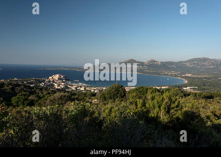 In tarda serata luce di Calvi cittadella arroccata su una roccia che si affaccia Calvi città vecchia e Calvi baia sulla costa nord-occidentale della Corsica, Francia. Foto Stock